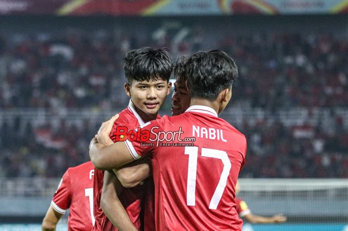 Arkhan Kaka Putra mendapatkan pelukan dari sejumlah rekannya seusai ia mencetak gol dalam match day kedua babak penyisihan grup A Piala Dunia U-17 2023 antara timnas U-17 Indonesia versus timnas U-17 Panama di Stadion Gelora Bung Tomo, Surabaya, Jawa Timur, Senin (13/11/2023).