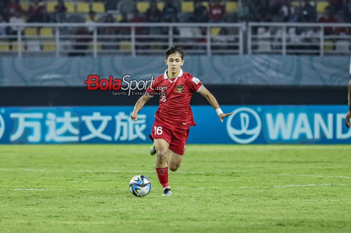 Amar Rayhan Brkic (Amar Brkic) sedang menguasai bola Arkhan Kaka Putra sedang melakukan selebrasi seusai mencetak gol dalam match day kedua babak penyisihan grup A Piala Dunia U-17 2023 antara timnas U-17 Indonesia versus timnas U-17 Panama di Stadion Gelora Bung Tomo, Surabaya, Jawa Timur, Senin (1