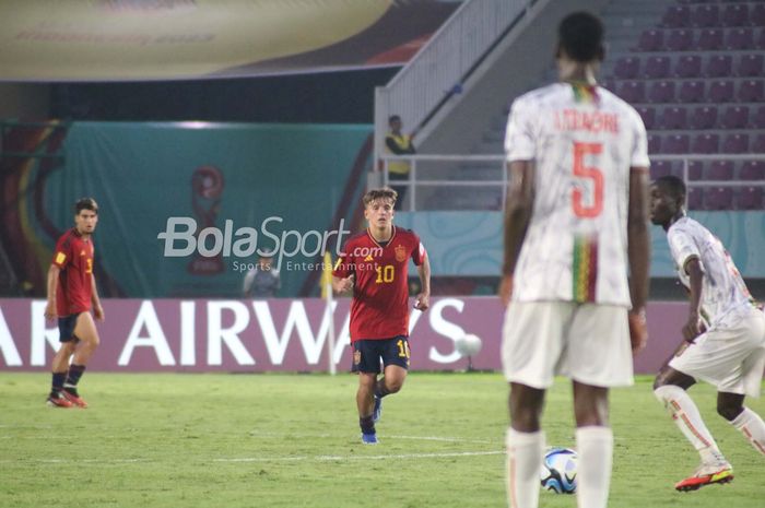 Aksi pemain Timnas U-17 Spanyol, Juan Hernandez, saat menghadapi perlawanan Mali pada babak kedua penyisihan grup B Piala Dunia U-17 2023 di Stadion Manahan, Surakarta, Senin (13/11/2023).