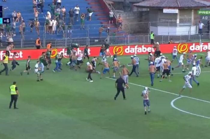 Kericuhan suporter terjadi dalam pertandingan sepak bola di Brasil antara Coritiba dan Cruzeiro, Minggu (12/11/2023) dini hari WIB.