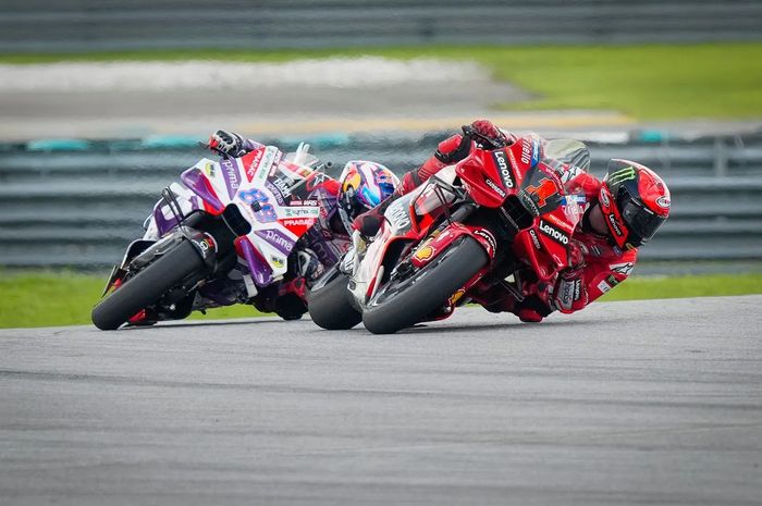 Jorge Martin (kiri) dan Francesco Bagnaia (kanan) langsung unjuk gigi di FP1 MotoGP Qatar 2023. Martin cetak waktu lap tercepat tapi Bagnaia beri sinyal bahaya karena performa apik dengan ban lama.