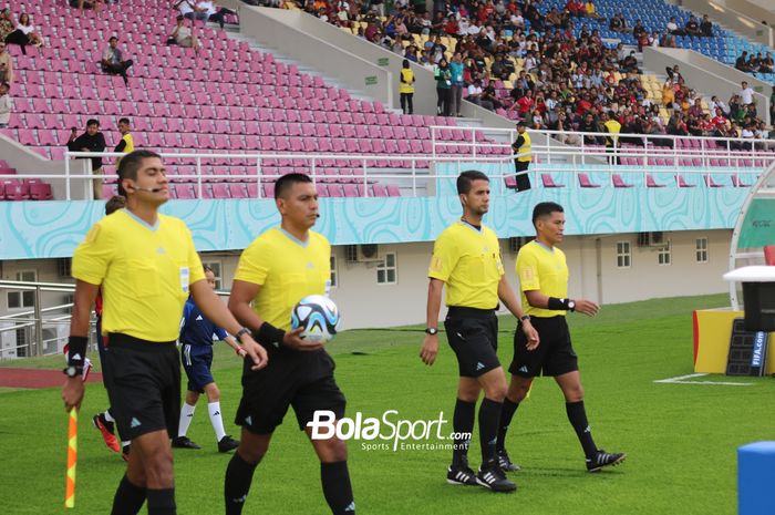 Wasit keempat asal Indonesia, Thoriq Alkatiri pada laga kedua Grup B Piala Dunia U-17 2023 antara Spanyol vs Mali di Stadion Manahan, Solo