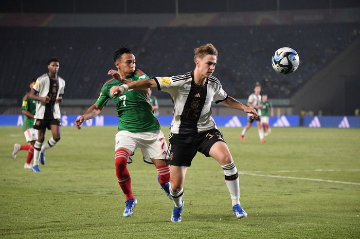 Maximilian Hennig (kanan) saat beraksi membela timnas Jerman melawan Meksiko pada duel Piala Dunia U-17 2023 di Stadion Si Jala Harupat, Bandung (12/11/2023).