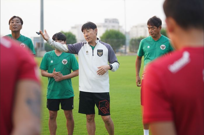 Pelatih timnas Indonesia, Shin Tae-yong, saat memimpin latihan di kompleks sekitar Stadion Internasional Basra, Irak, Minggu (12/11/2023).