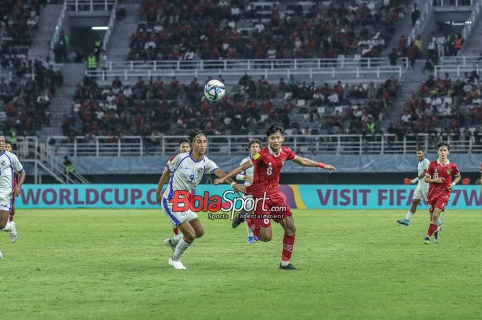 Arkhan Kaka Putra (kanan) sedang mengejar bola dan dibayangi Martin Krug (kiri) dalam match day kedua babak penyisihan grup A Piala Dunia U-17 2023 antara timnas U-17 Indonesia versus timnas U-17 Panama di Stadion Gelora Bung Tomo, Surabaya, Jawa Timur, Senin (13/11/2023).