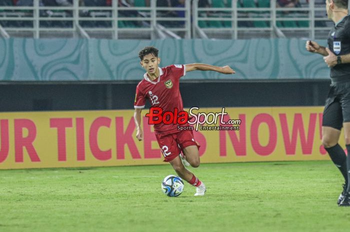 Pemain timnas U-17 Indonesia, Welber Jardim, sedang menguasai bola saat bertanding di Stadion Gelora Bung Tomo, Surabaya, Jawa Timur, Senin (13/11/2023).