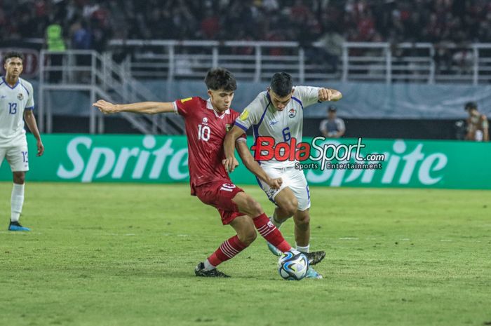 Ji Da-bin (kiri) sedang berebut bola dengan Anel Ryce (kanan) dalam match day kedua babak penyisihan grup A Piala Dunia U-17 2023 antara timnas U-17 Indonesia versus timnas U-17 Panama di Stadion Gelora Bung Tomo, Surabaya, Jawa Timur, Senin (13/11/2023).