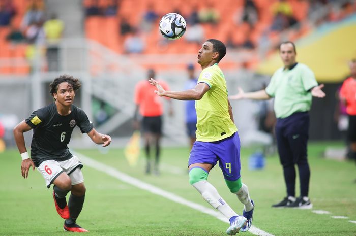 Pemain Brasil U-17, Kaua Elias yang mencetak gol saat lawan Kaledonia Baru di matchday kedua grup C Piala Dunia U-17 2023, di Jakarta International Stadium (JIS), Selasa (14/11/2023).
