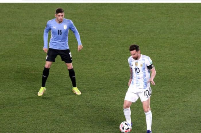 Momen duel Federico Valverde dengan Lionel Messi.
