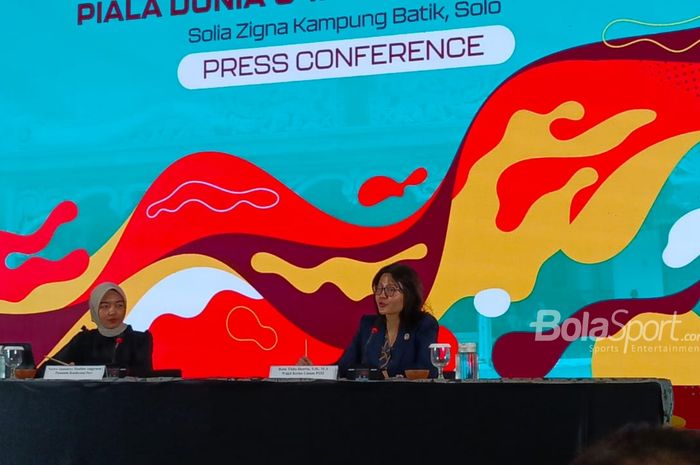 Wakil Ketua Umum PSSI, Ratu Tisha Destria saat konferensi pers di Hotel Solia Zigna, Solo, Selasa (14/11/2023) siang WIB.