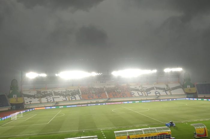 Suasana mendung gelap dan petir di Stadion Si Jalak Harupat yang harus memaksa laga Senegal vs Polandia di Piala Dunia U-17 2023 ditunda, Selasa (14/11/2023).