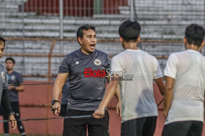 Pelatih timnas U-17 Indonesia, Bima Sakti, sedang memberikan intruksi kepada para pemainnya saat berlatih di Stadion 10 November, Surabaya, Jawa Timur, Rabu (15/11/2023).