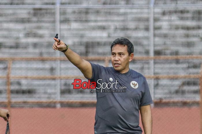 Pelatih timnas U-17 Indonesia, Bima Sakti, sedang memberikan intruksi kepada para pemainnya saat berlatih di Stadion 10 November, Surabaya, Jawa Timur, Rabu (15/11/2023).