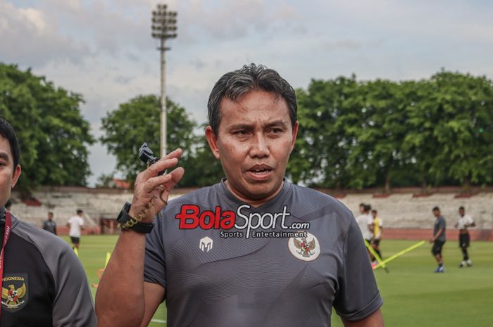 Pelatih timnas U-17 Indonesia, Bima Sakti, sedang memberikan keterangan kepada awak media di Stadion 10 November, Surabaya, Jawa Timur, Rabu (15/11/2023).