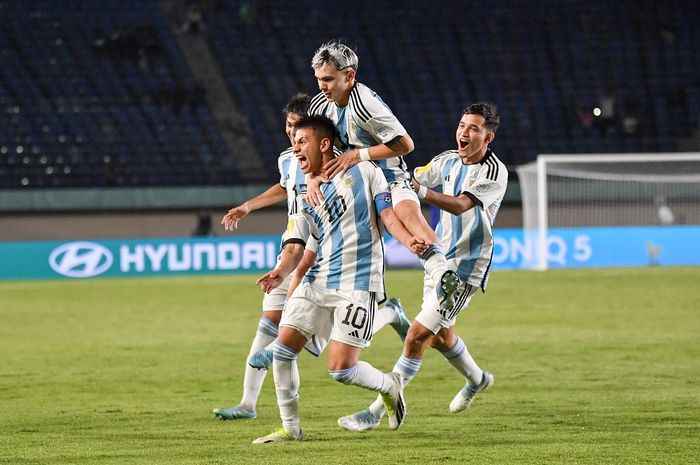 Para pemain timnas U-17 Argentina menyambut gol Claudio Echeverri usai menjebol gawang timnas U-17 Jepang pada matchday kedua Grup D Piala Dunia U-17 2023.