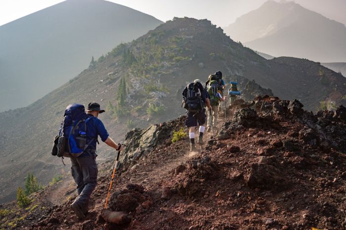 7 Arti Mimpi Mendaki Gunung: Petunjuk Sukses Luar Biasa atau Tantangan Berat?