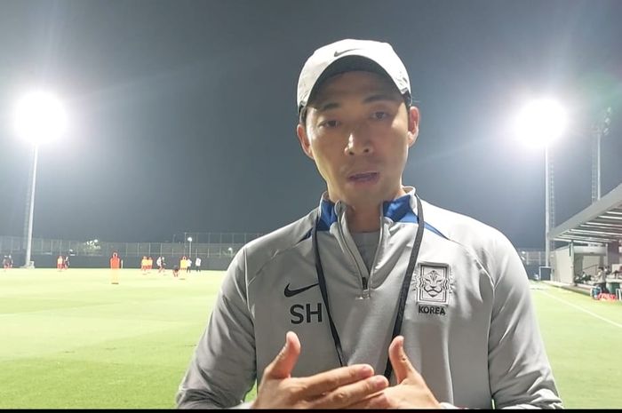 Pelatih timnas U-17 Korea Selatan Byung Sung-hwan saat memberikan pernyataan kepada awak media di Lapangan A. Jakarta International Stadium (JIS), Selasa (14/11/2023).