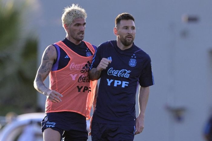 Momen Lionel Messi dan Rodrigo De Paul dalam sesi latihan timans Argentina.