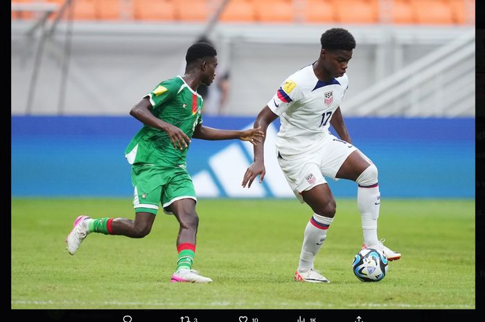 Momen Keyrol Figueroa menggiring bola saat Amerika Seirkat berhadapan Burkina Faso pada Piala Dunia U-17 2023.