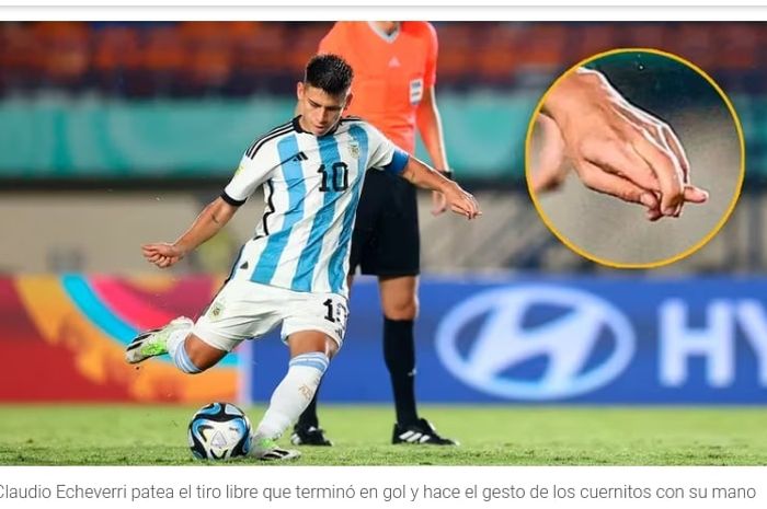Claudio Echeverri, bintang timnas U-17 Argentina yang kerap dijuluki titisan Lionel Messi, melakukan gestur unik sebelum cetak gol di Piala Dunia U-17 2023.