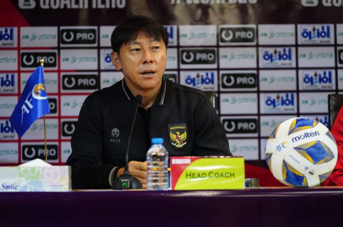 Shin Tae-yong di konferensi pers jelang laga Irak Vs Timnas Indonesia di Basra International Stadium, pada Rabu (15/11/2023).
