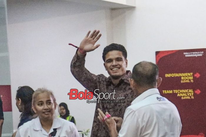 Calon pemain naturalisasi timnas Indonesia, Ragnar Oratmangoen, saat ditemui di pintu masuk VVIP Stadion Gelora Bung Tomo, Surabaya, Jawa Timur, Kamis (16/11/2023).