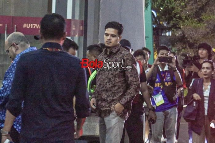 Calon pemain naturalisasi timnas Indonesia, Ragnar Oratmangoen, saat ditemui di pintu masuk VVIP Stadion Gelora Bung Tomo, Surabaya, Jawa Timur, Kamis (16/11/2023).