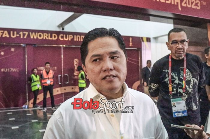 Ketua Umum PSSI, Erick Thohir, saat ditemui di pintu masuk VVIP Stadion Gelora Bung Tomo, Surabaya, Jawa Timur, Kamis (16/11/2023).
