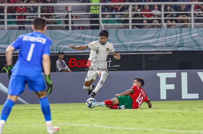 Arkhan Kaka Putra (jersey putih) sedang berusaha melewati lawannya dalam laga match day ketiga babak penyisihan Grup A Piala Dunia U-17 2023 antara timnas U-17 Maroko versus timnas U-17 Indonesia di Stadion Gelora Bung Tomo, Surabaya, Jawa Timur, Kamis (16/11/2023) malam.