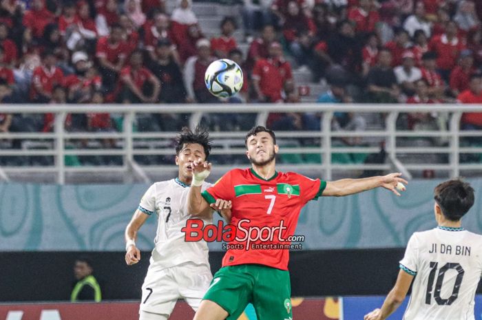 Anas Alaoui (kanan) sedang berebut bola dengan Figo Dennis (kiri) dalam laga match day ketiga babak penyisihan Grup A Piala Dunia U-17 2023 antara timnas U-17 Maroko versus timnas U-17 Indonesia di Stadion Gelora Bung Tomo, Surabaya, Jawa Timur, Kamis (16/11/2023) malam.