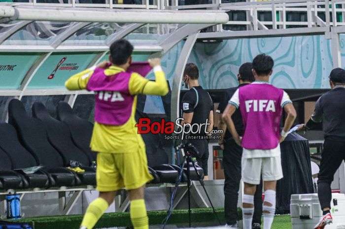 Wasit Morten Krogh sedang melihat Video Asisstant Referee (VAR) saat mengambil keputusan dalam laga match day ketiga babak penyisihan Grup A Piala Dunia U-17 2023 antara timnas U-17 Maroko versus timnas U-17 Indonesia di Stadion Gelora Bung Tomo, Surabaya, Jawa Timur, Kamis (16/11/2023) malam.