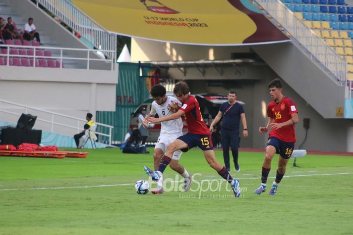 Aksi perebutan bola pemain Timnas U-17 Spanyol, saat menghadapi Uzbekistan pada babak pertama penyisihan grup B Piala Dunia U-17 2023 di Stadion Manahan, Surakarta, Kamis (16/11/2023).