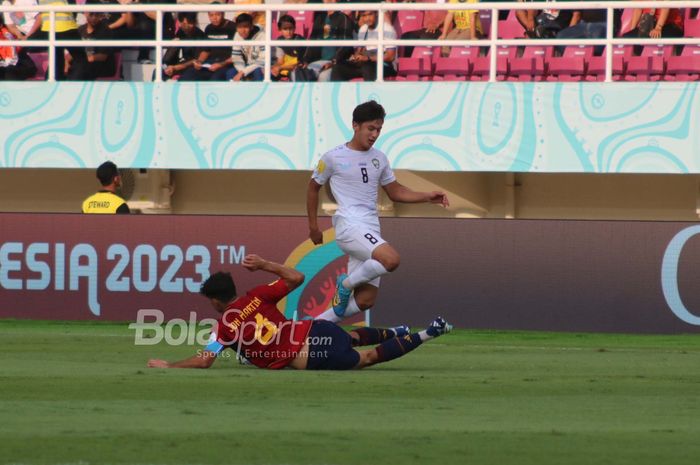 Aksi pemain Timnas U-17 Uzbekistan, Bekhruz Shukurullaev, saat menghadapi Spanyol pada babak pertama penyisihan grup B Piala Dunia U-17 2023 di Stadion Manahan, Surakarta, Kamis (16/11/2023).