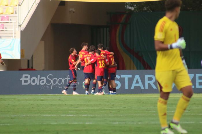 Selebrasi gol pertama Timnas U-17 Spanyol, saat menghadapi Uzbekistan pada babak pertama penyisihan grup B Piala Dunia U-17 2023 di Stadion Manahan, Surakarta, Kamis (16/11/2023).