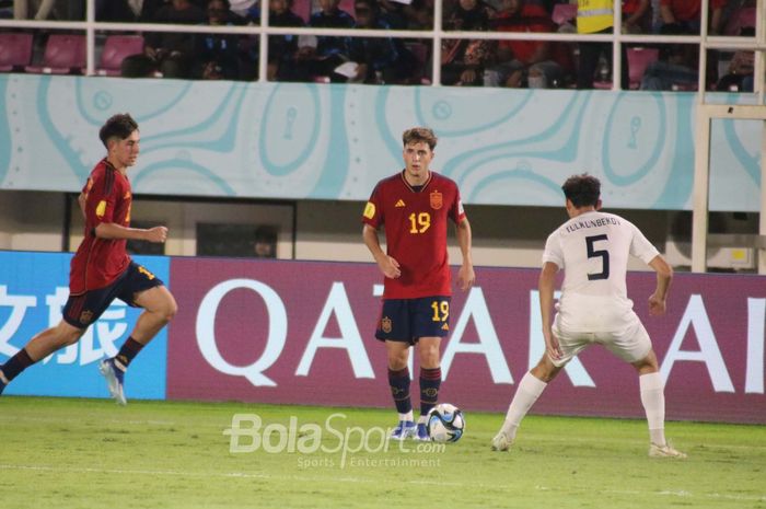 Aksi pemain Timnas U-17 Spanyol, saat menghadapi Uzbekistan pada babak kedua penyisihan grup B Piala Dunia U-17 2023 di Stadion Manahan, Surakarta, Kamis (16/11/2023).