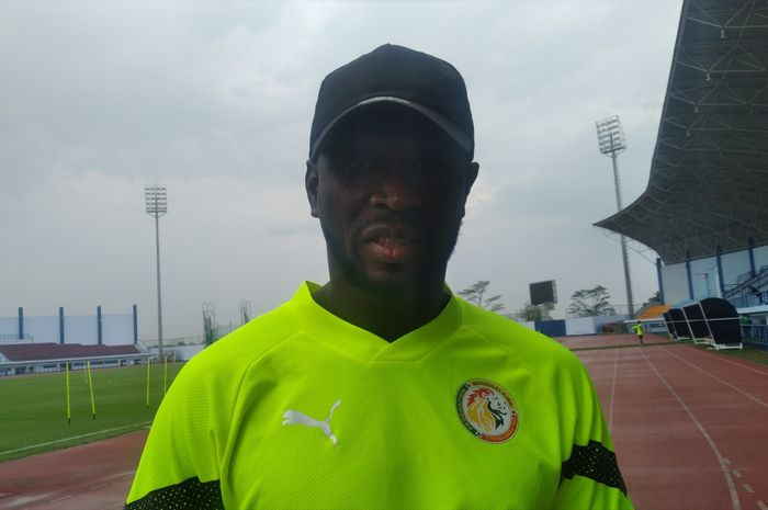 Asisten pelatih timnas U-17 Senegal, Faye Assane, saat ditemui dalam sesi latihan di Stadion Arcamanik, Kamis (16/11/2023).