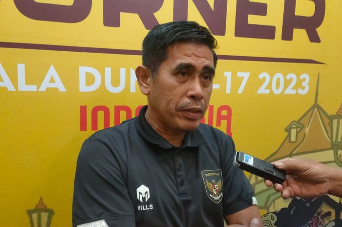 Legenda Timnas Indonesia, Hanafing saat diwawancarai awak media di Hotel Solia Zigna, Solo, Kamis (16/11/2023) siang WIB