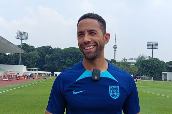 Pelatih timnas U-17 Inggris Ryan Garry saat memberi keterangan kepada awak media disela-sela latihan di Stadion Madya, Senayan, Jakarta, Kamis (16/11/2023).