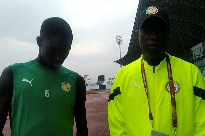 Gelandang, Pape Daouda Diongue, dan media officer timnas U-17 Senegal, Pape Amar Mbodji, saat ditemui dalam sesi latihan di Stadion Arcamanik, Kamis (16/11/2023).