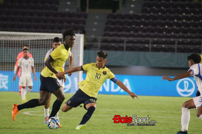 Aksi penyerang Timnas U-17 Ekuador, Michael Bermudez saat menghadapi Panama pada laga ketiga Grup A Piala Dunia U-17 2023 di Stadion Manahan, Solo, Kamis (16/11/2023).