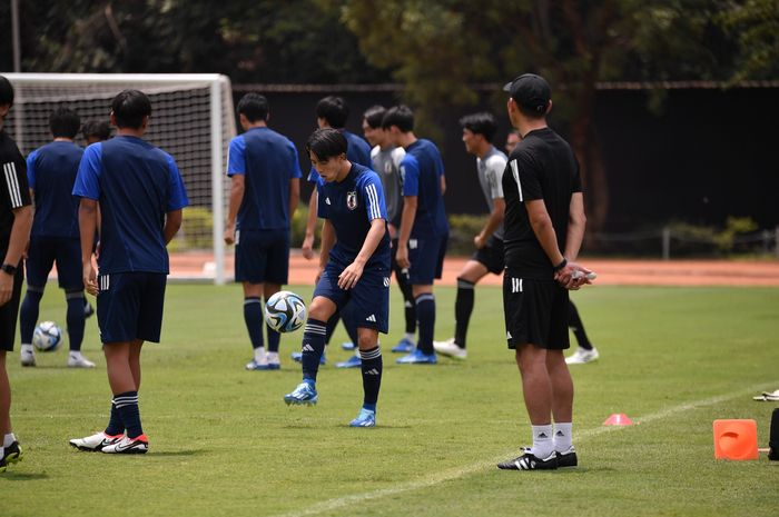 Sesi latihan timnas U-17 Jepang di Lapangan ITB, Kamis (16/11/2023).