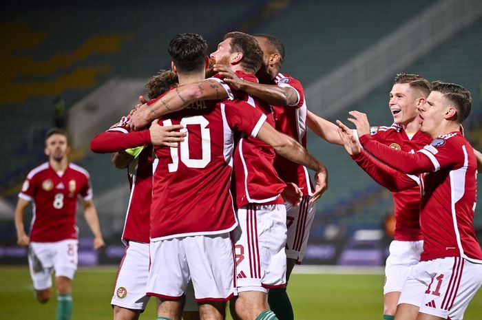 Gelandang Liverpool, Dominik Szoboszlai (10), memimpin kelolosan timnas Hungaria ke Euro 2024 usai mengimbangi Bulgaria di Stadion Vasil Levski, Sofia (16/11/2023).