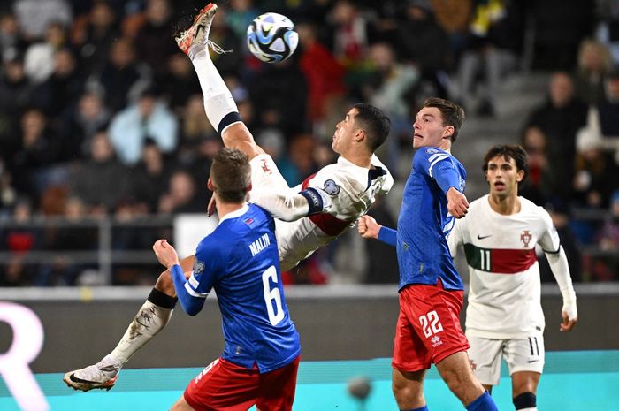 Cristiano Ronaldo melakukan salto dalam laga timnas Portugal melawan timnas Liechtenstein pada kualifikasi Euro 2024 di Vaduz (16/11/2023).