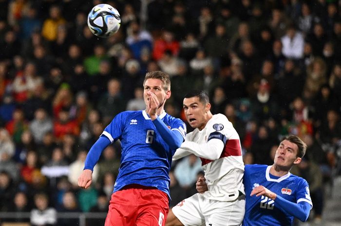 Aksi Cristiano Ronaldo (putih) dalam duel Kualifikasi Euro 2024 melawan Liechtenstein di Vaduz (16/11/2023).