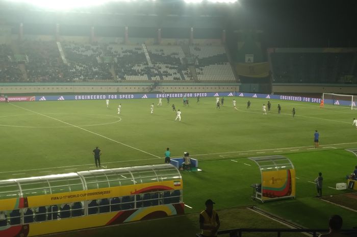 Suasana pertandingan antara timnas U-17 Iran dan Kaledonia Baru di Stadion Si Jalak Harupat, Jumat (17/11/2023).