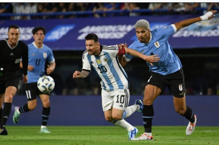 Momen duel Lionel Messi dengan Ronald Araujo dalam laga Argentina vs Uruguay di Kualifikasi Piala Dunia 2026 zona Conmebol, Jumat (17/11/2023).