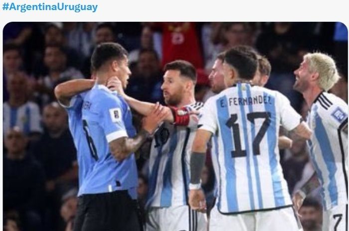 Lionel Messi mendorong bek Uruguay dalam laga Kualifikasi Piala Dunia 2026 zona CONMEBOL.