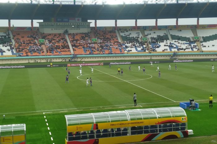 Suasana pertandingan antara timnas U-17 Senegal dan Jepang di Stadion Si Jalak Harupat, Jumat (17/11/2023).