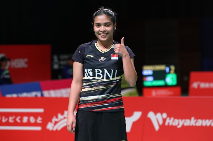 Pebulu tangkis tunggal putri Indonesia, Gregoria Mariska Tunjung, berpose setelah memastikan diri ke babak semifinal Kumamoto Masters 2023 seusai bertanding di Kumamoto Prefectural Gymnasium, Kumamoto, Jepang, Jumat (17/11/2023).