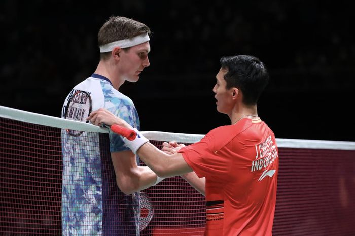 Pebulu tangkis tunggal putra Indonesia, Jonatan Christie, bersalaman dengan Viktor Axelsen (Denmark) setelah laga perempat final Kumamoto Masters 2023 di Kumamoto Prefectural Gymnasium, Kumamoto, Jepang, Jumat (17/11/2023).